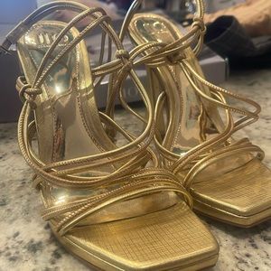 Gorgeous like new size 8 1/2m Gold heels
